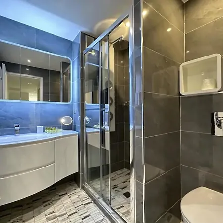 Modern 3 Bedroom Flat With Balcony Cannes