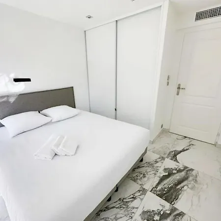 Apartman Modern 3 Bedroom Flat With Balcony