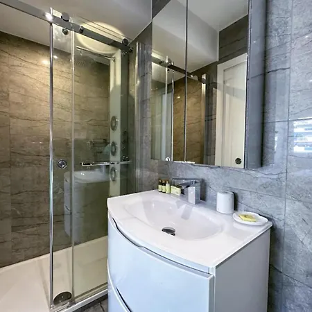 Appartement Modern 3 Bedroom Flat With Balcony *