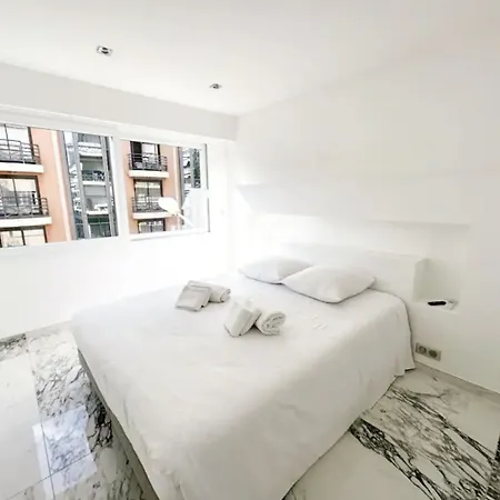 Modern 3 Bedroom Flat With Balcony 아파트 칸느