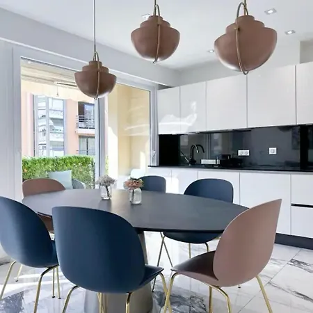 Modern 3 Bedroom Flat With Balcony Apartment *