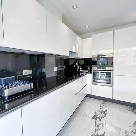 Apartment Modern 3 Bedroom Flat With Balcony